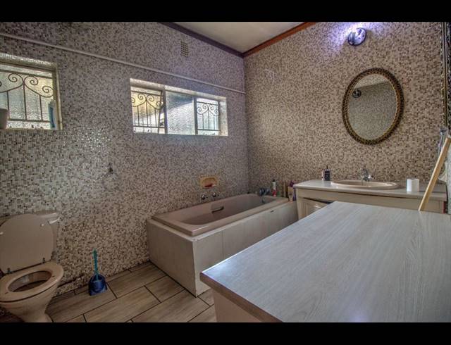 9 BEDROOM FREESTANDING FOR SALE IN KEMPTON PARK EXT 2